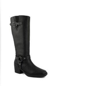 More pics to post
NWOT worn 1 time
Biddy named brand boots riding boots
S